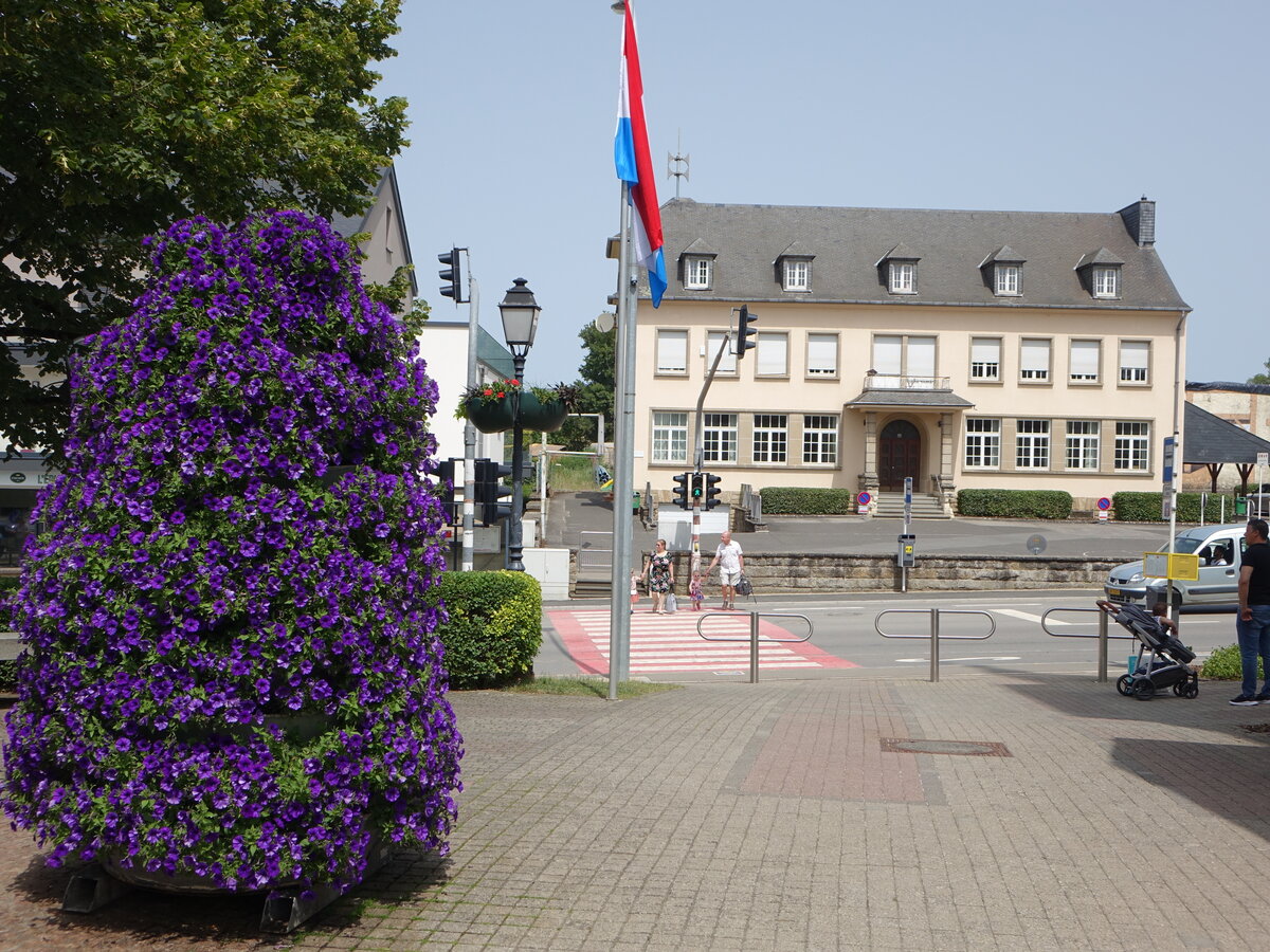 Contern, Schulgebude am Place de la Mairie (18.06.2022)