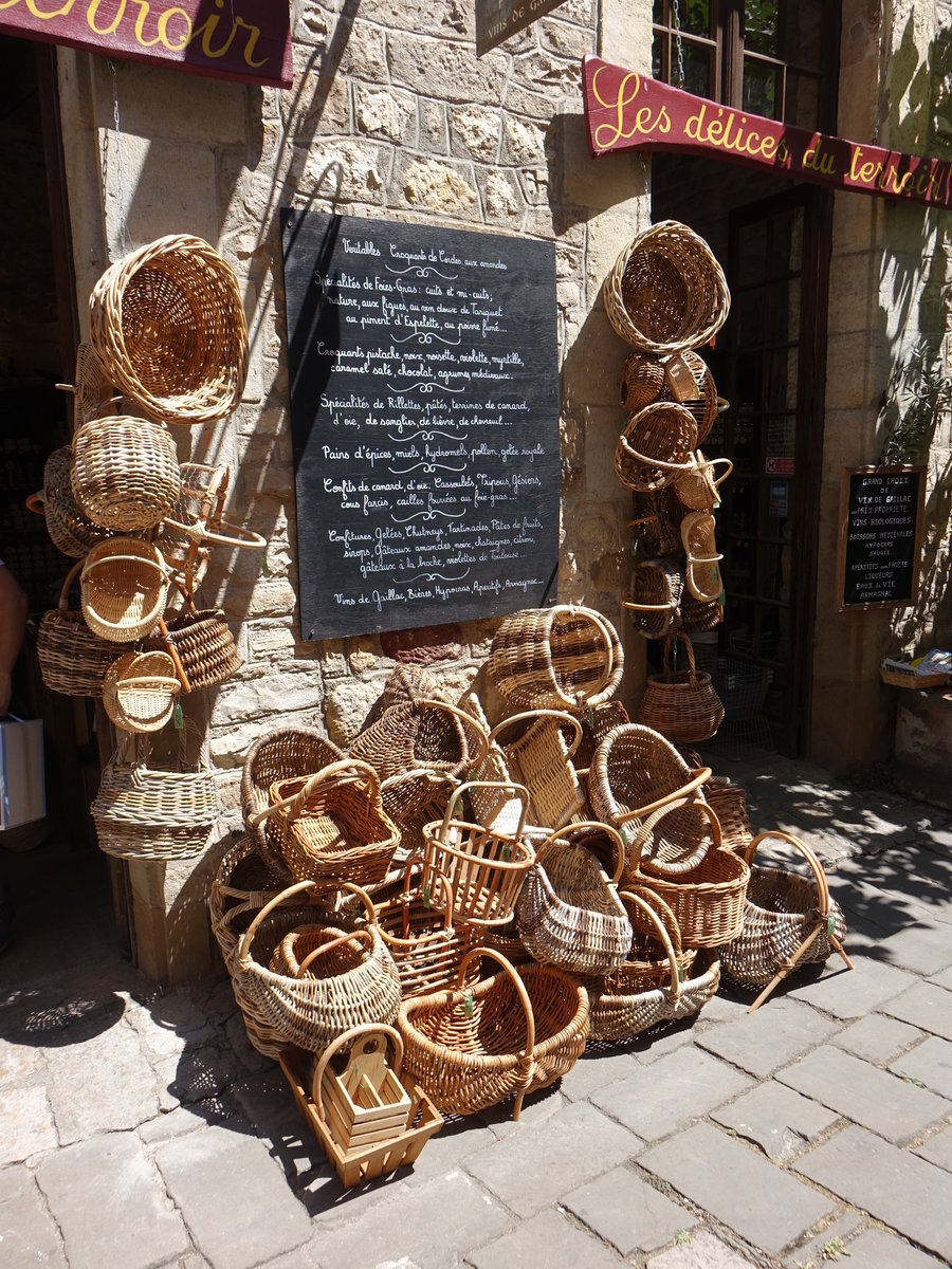 Cordes-sur-Ciel, Korbwarengeschft in der Grande Rue Raimond VII. (30.07.2018)