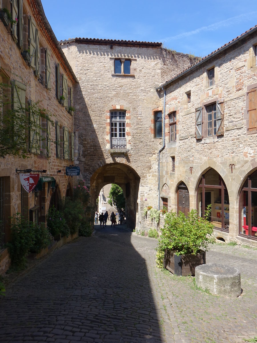 Cordes-sur-Ciel, sptmittelalterliches Stadttor Porte de Horloge (30.07.2018)