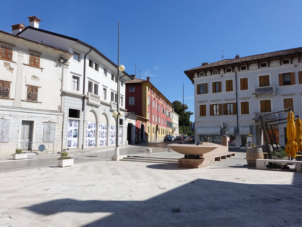 Cormons, Brunnen und Gebude an der Piazza Ventiquattro Maggio (19.09.2019)