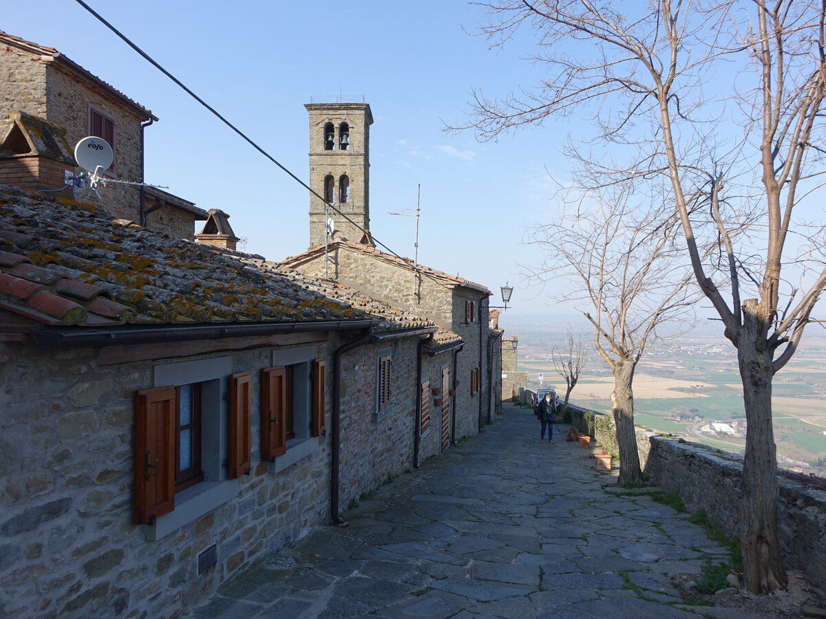 Cortona, Blick auf den Campanile des Doms von der Via Lorenzo Rinfrena (26.03.2022)