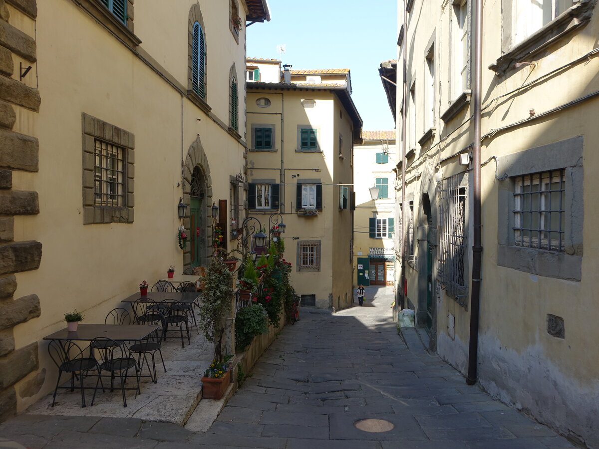 Cortona, Cafe und Gebude in der Via Giuseppe Maffei (26.03.2022)