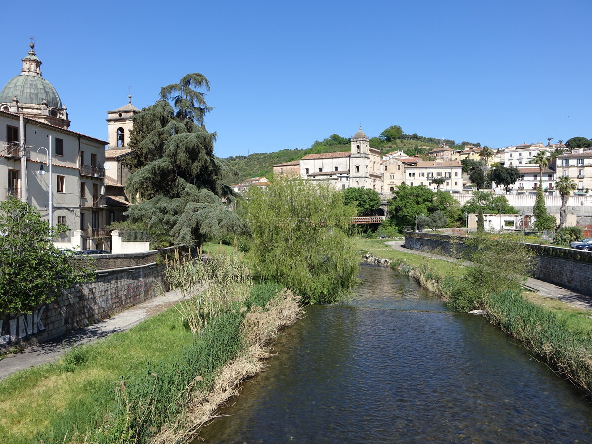 Cosenza, Huser und Kirchen am Fluss Fiume Busento (07.04.2024)