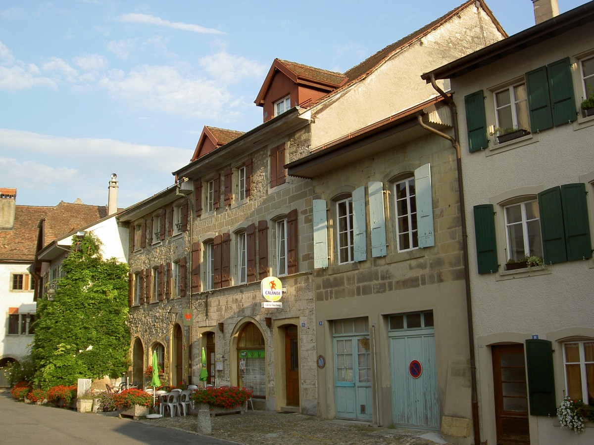 Cossonay, Häuser am Place du Temple (09.09.2012)