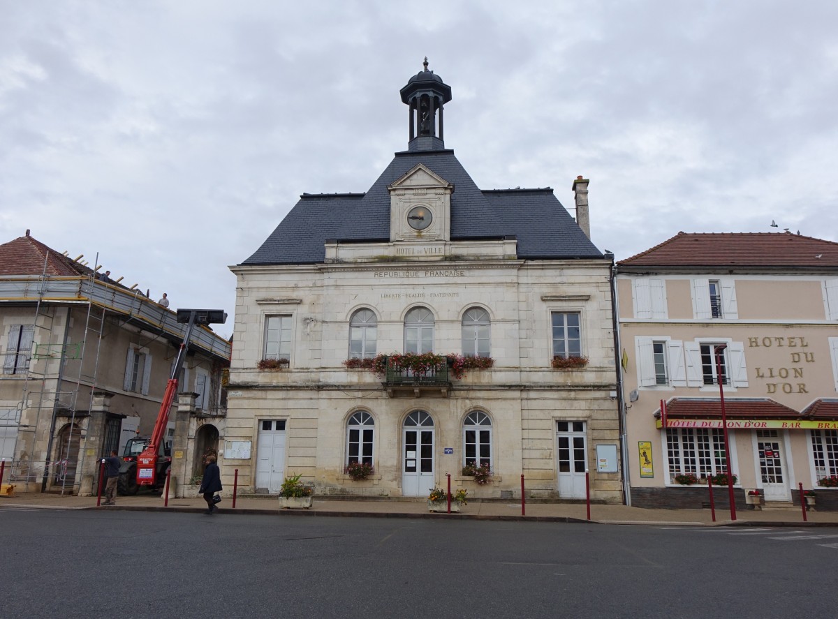 Coulanges-sur-Yonne, Rathaus am Place Hotel de Ville (28.10.2015)