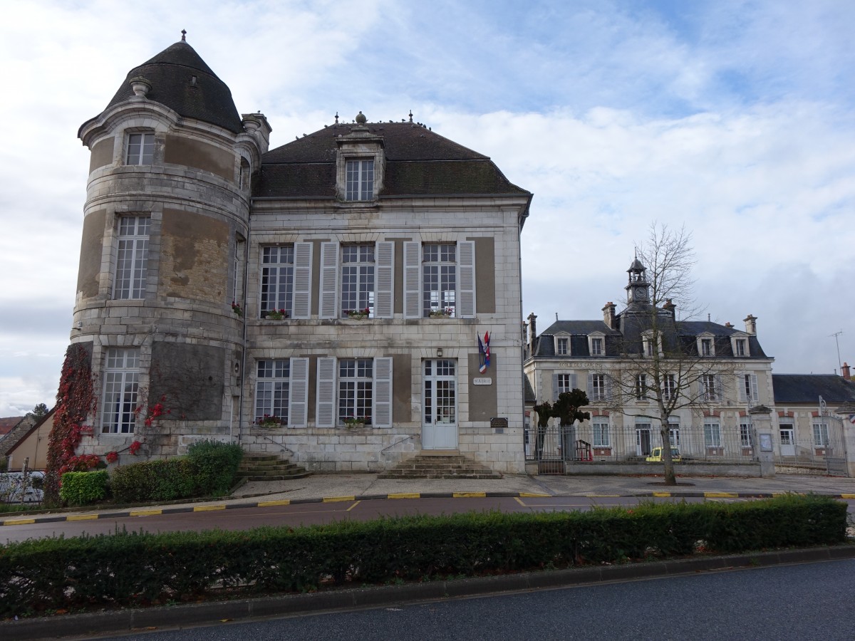 Courson-les-Carrieres, Rathaus und alte Schule (28.10.2015)