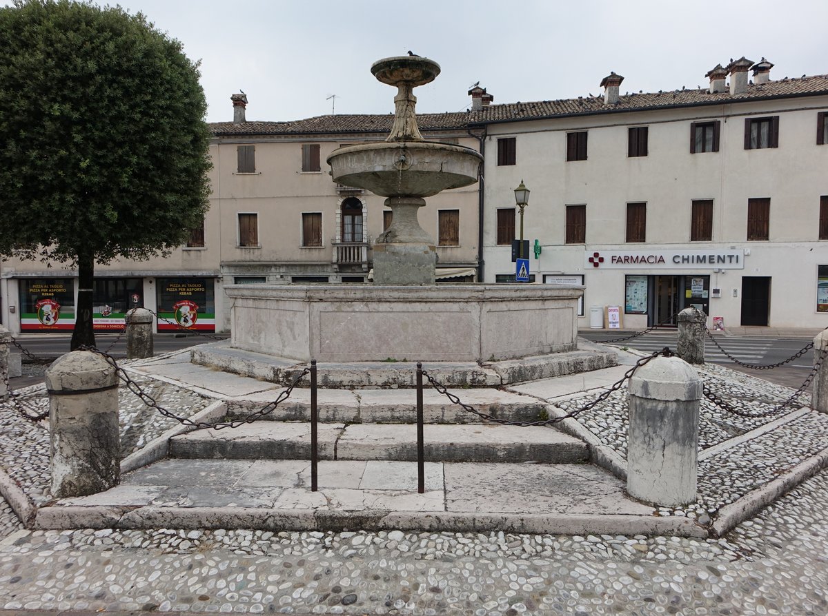 Crespano del Grappa, Brunnen an der Piazza San Marco (17.09.2019)