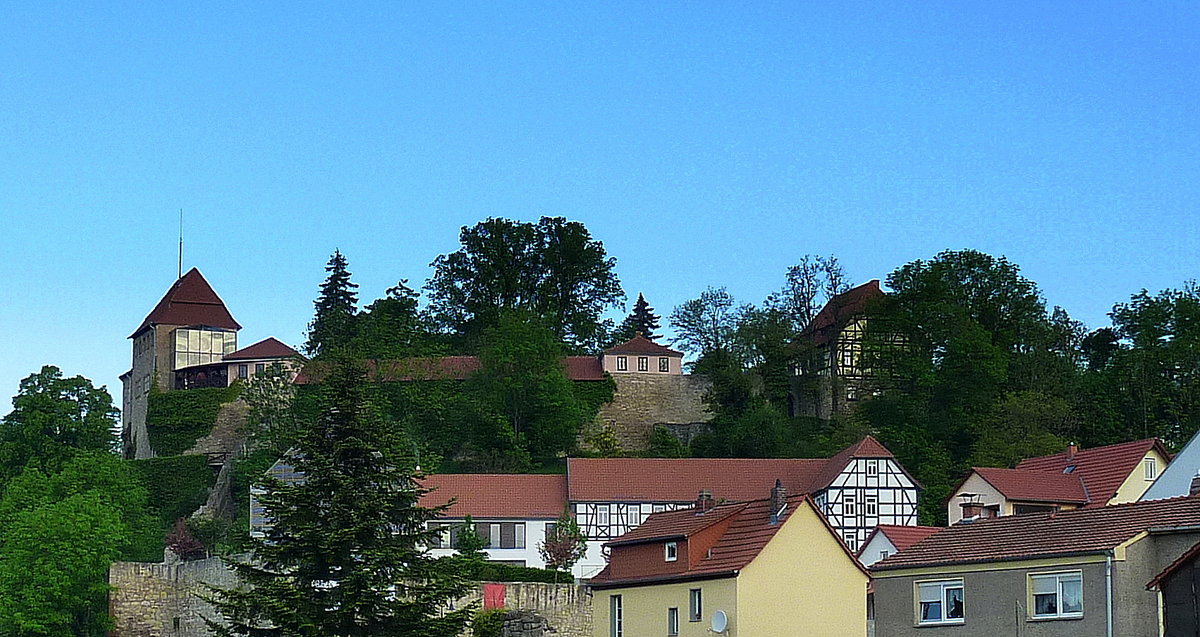 Creuzburg, Blick zur Burg Creuzburg im Werratal, erbaut 1165-1170, auch  Schwesterburg der Wartburg  genannt, Mai 2012