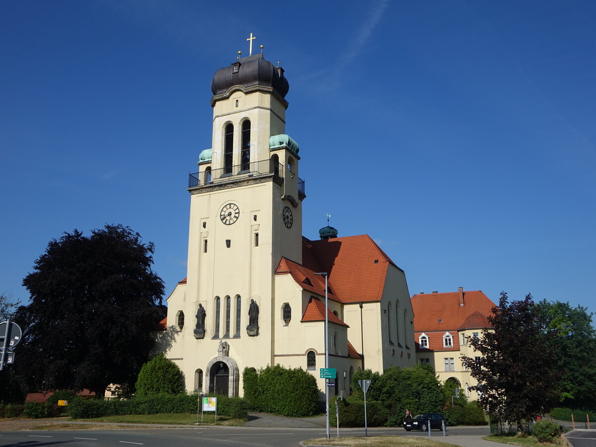 Crimmitschau, Pfarrkirche St. Johannis, erbaut von 1908 bis 1910 nach Plnen des Leipziger Architekten Walter Wiesinger (24.06.2023)