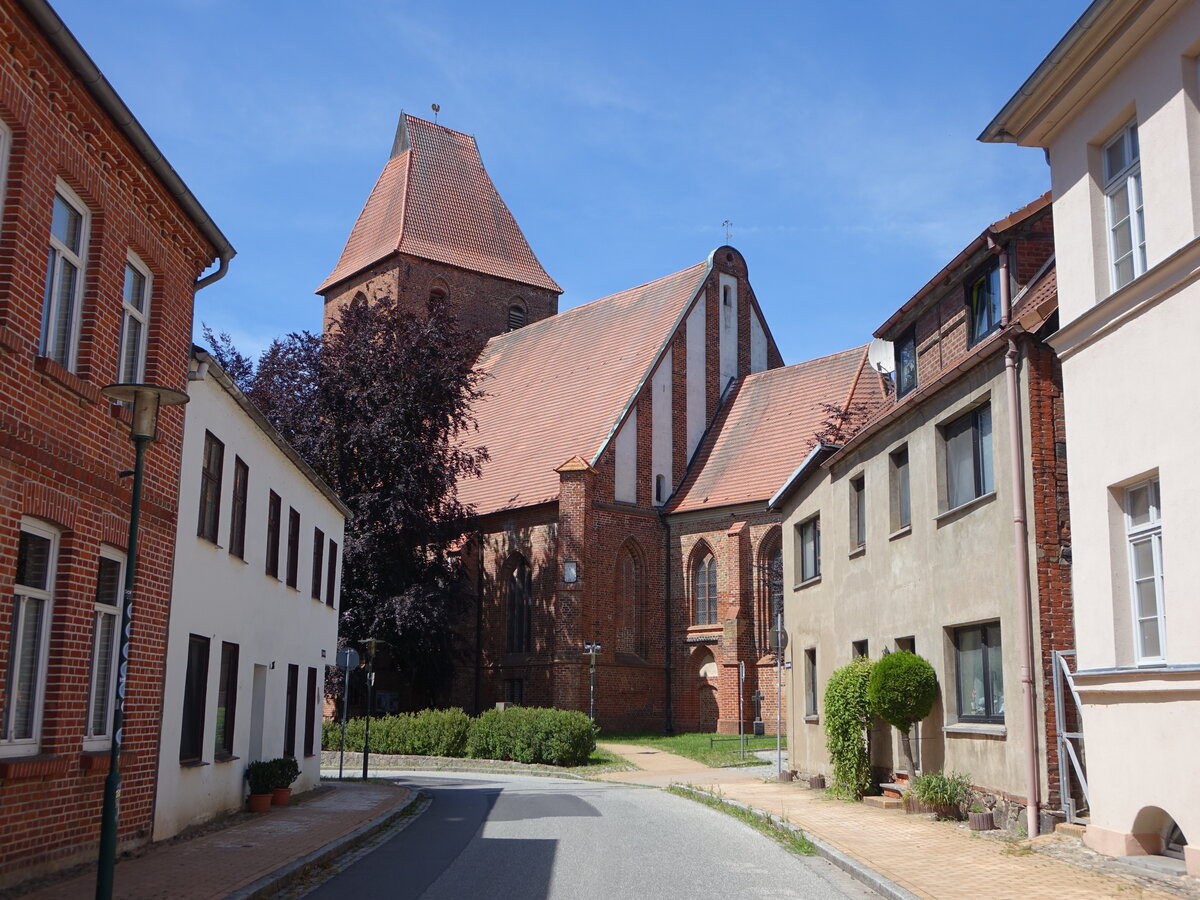 Crivitz, evangelische Stadtkirche, sp�tgotischer Backsteinbau erbaut im 14. Jahrhundert (21.06.2026)