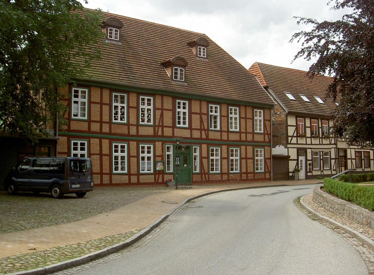 Crivitz, Pfarrhaus mit Wirtschaftsgebude in der Kirchenstrae (11.07.2012)