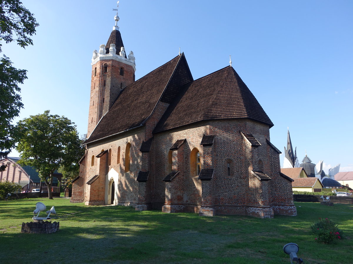 Csenger, reformierte Kirche, erbaut im 15. Jahrhundert aus roten und schwarzen Ziegeln mit einem niedrigeren Chor und einem achteckigen Westturm (07.09.2018)