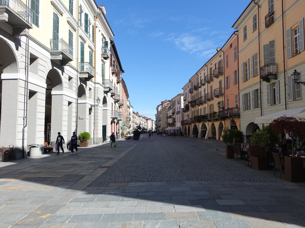 Cuneo, Arkadenhuser aus dem 18. Jahrhundert in der Via Roma (03.10.2018)