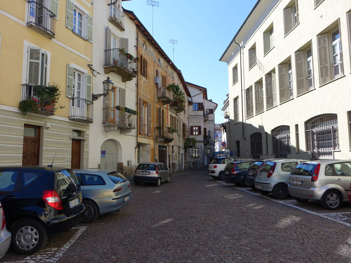 Cuneo, Gebude in der Via Alba in der Alstadt (03.10.2018)