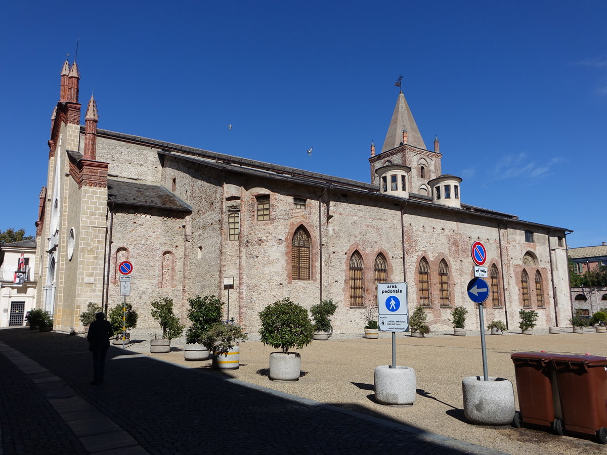 Cuneo, Kirche San Francesco an der Piazza Giovanni Vincenzo Virginio, erbaut bis 1227 im romanisch-gotischen Stil (03.10.2018)