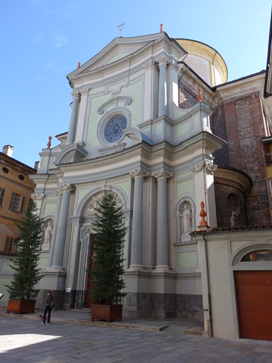 Cuneo, Pfarrkirche St. Ambrogio in der Via Roma, erbaut von 1703 bis 1743 durch Francesco Gallo, Fassade von 1870 (03.10.2018)