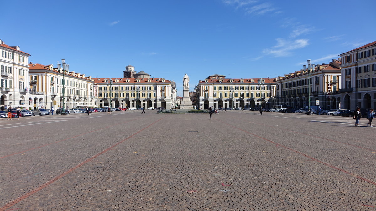 Cuneo, Piazza Galimberti mit neoklassizistischer Architektur (03.10.2018)