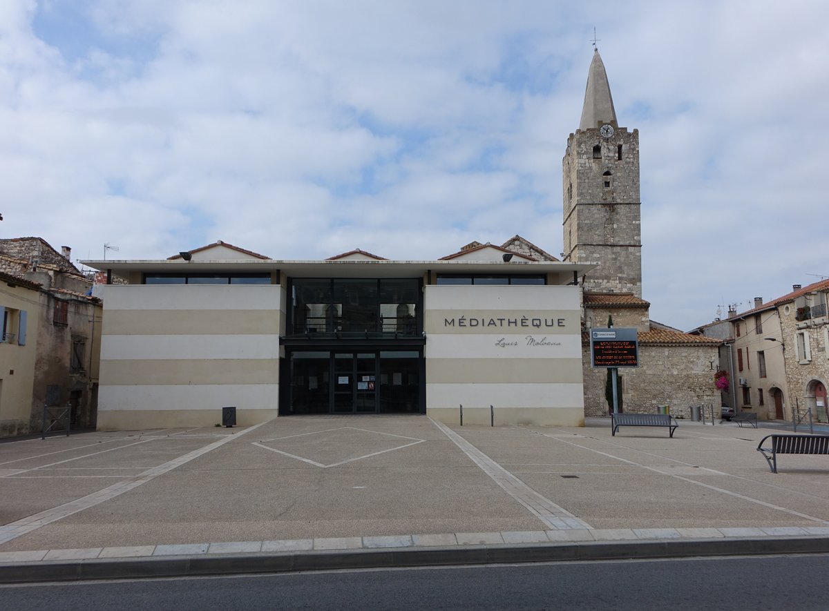 Cuxac-d´Aude, Kirche St. Martin und Gebude der Bibliothek am Blvd. Jean Jaures (29.09.2017)