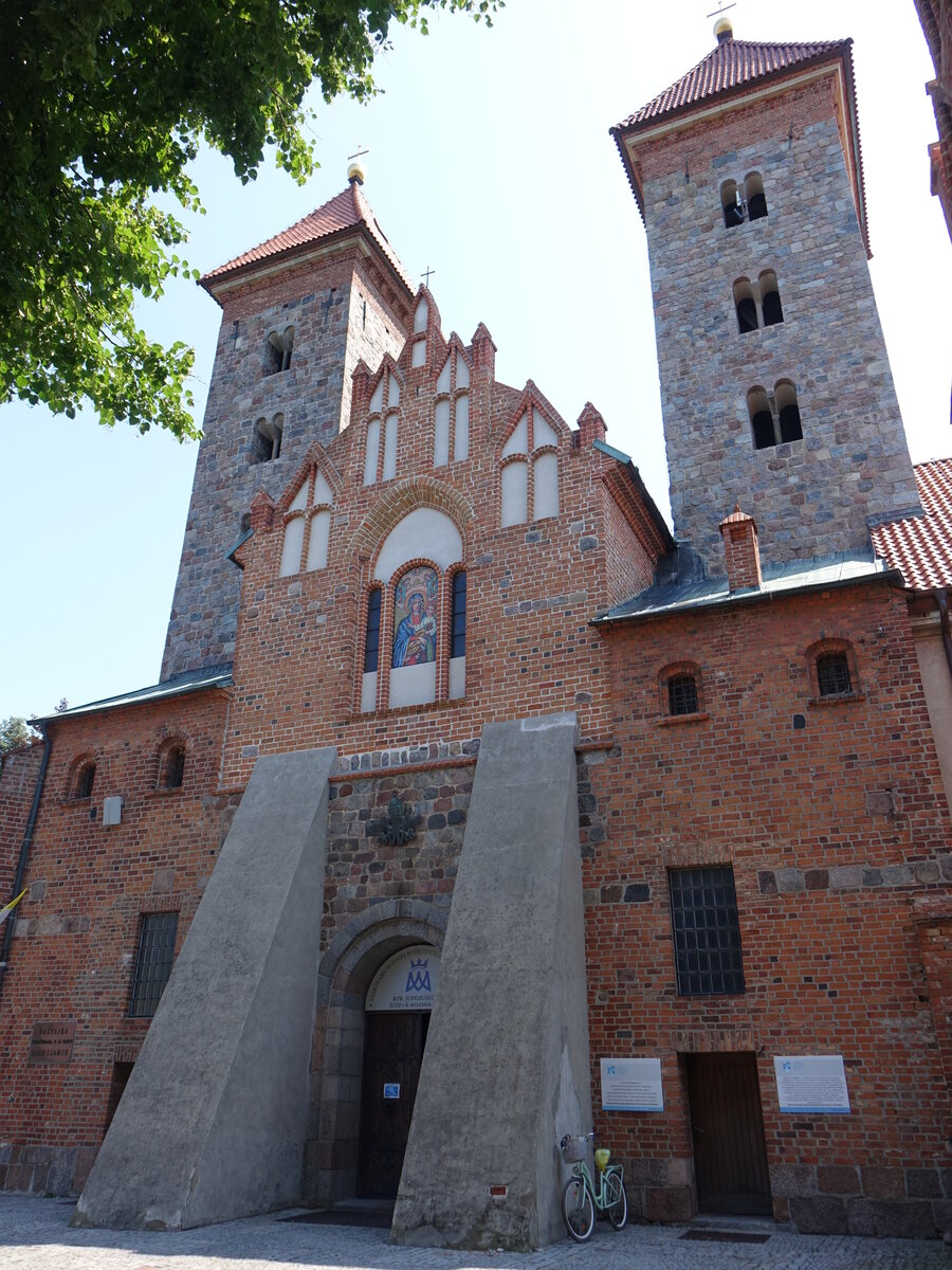 Czerwinsk nad Wisła, Klosterkirche der Chorherrenabtei, erbaut im 12. Jahrhundert, dreischiffige romanische Basilika (07.08.2021)