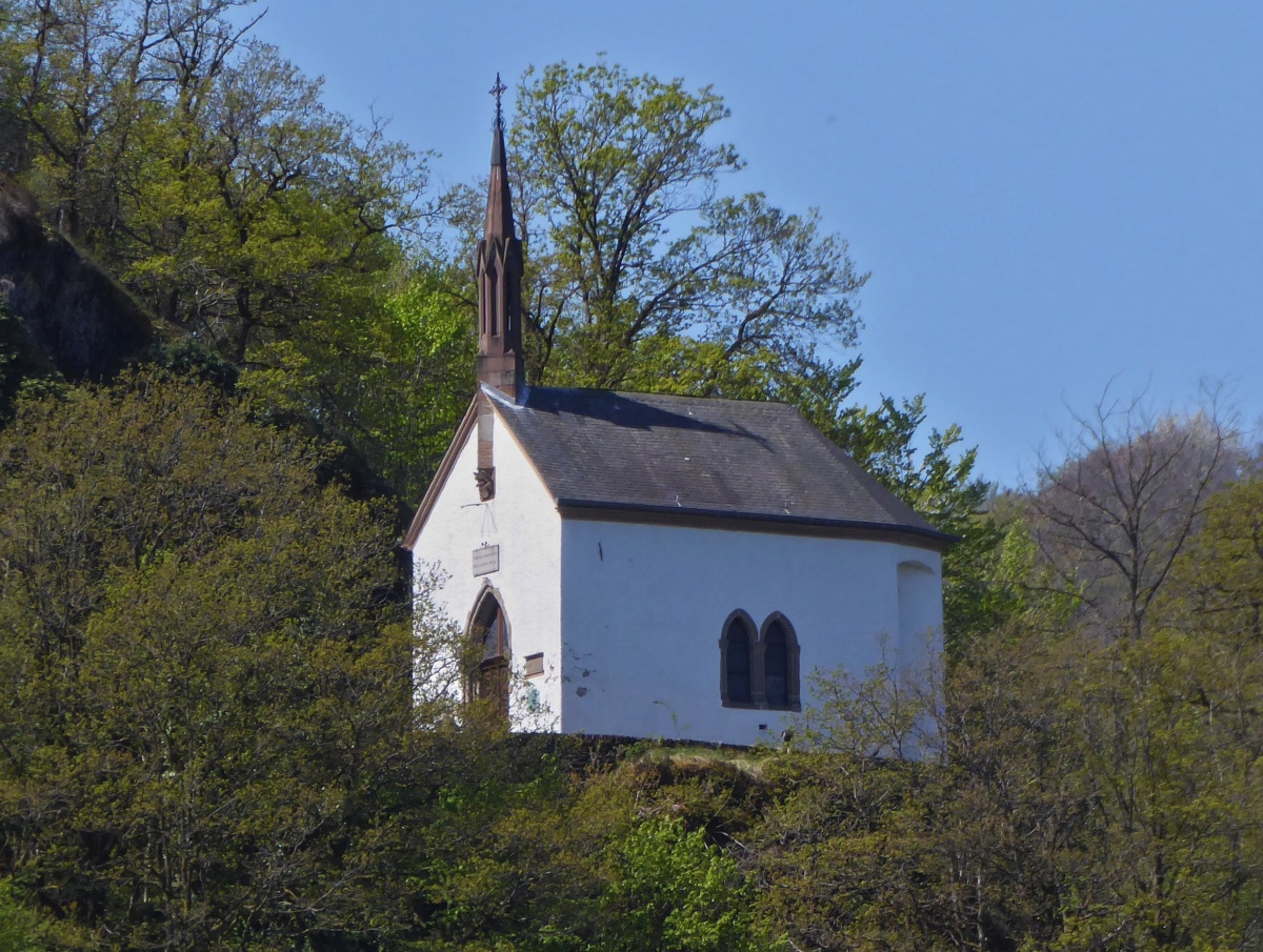 D’Bildchenkapelle auf einer Anhhe nahe Vianden, gebaut um 1850, aufgenommen von der Strae Vianden nach Bivels. 04.2022