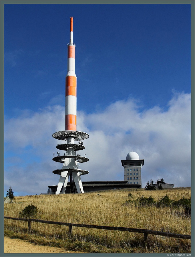 Da der Brocken die mit deutlichen Abstand hchste Erhebung in Norddeutschlan ist, wird er fr mehrere Sendeanlagen genutzt. Links befindet sich der 1973 errichtete neue Sendeturm, rechts der Fernsehturm von 1936. Dass sich die Trme bei strahlenden Sonnenschein prsentieren, kommt vergleichsweise selten vor.
<br>Sendeanlagen auf dem Brocken im Winter:
http://www.staedte-fotos.de/bild/Deutschland~Sachsen-Anhalt~Landkreis+Harz/51759/bereits-seit-den-1930er-jahren-wird.html