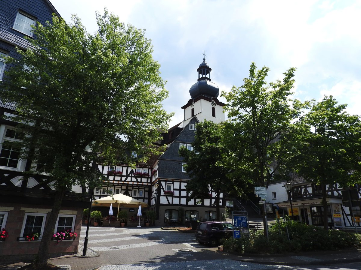 DAADEN/WESTERWALD-ORTSMITTE MIT EV. BAROCKKIRCHE
Geprgt von schnen Fachwerkhusern und vor allem der 1722-24 neu errichteten Barockkirche,
einer der schnsten im Westerwald,zeigt sich hier am 17.7.2018 der Ortsmittelpunkt......