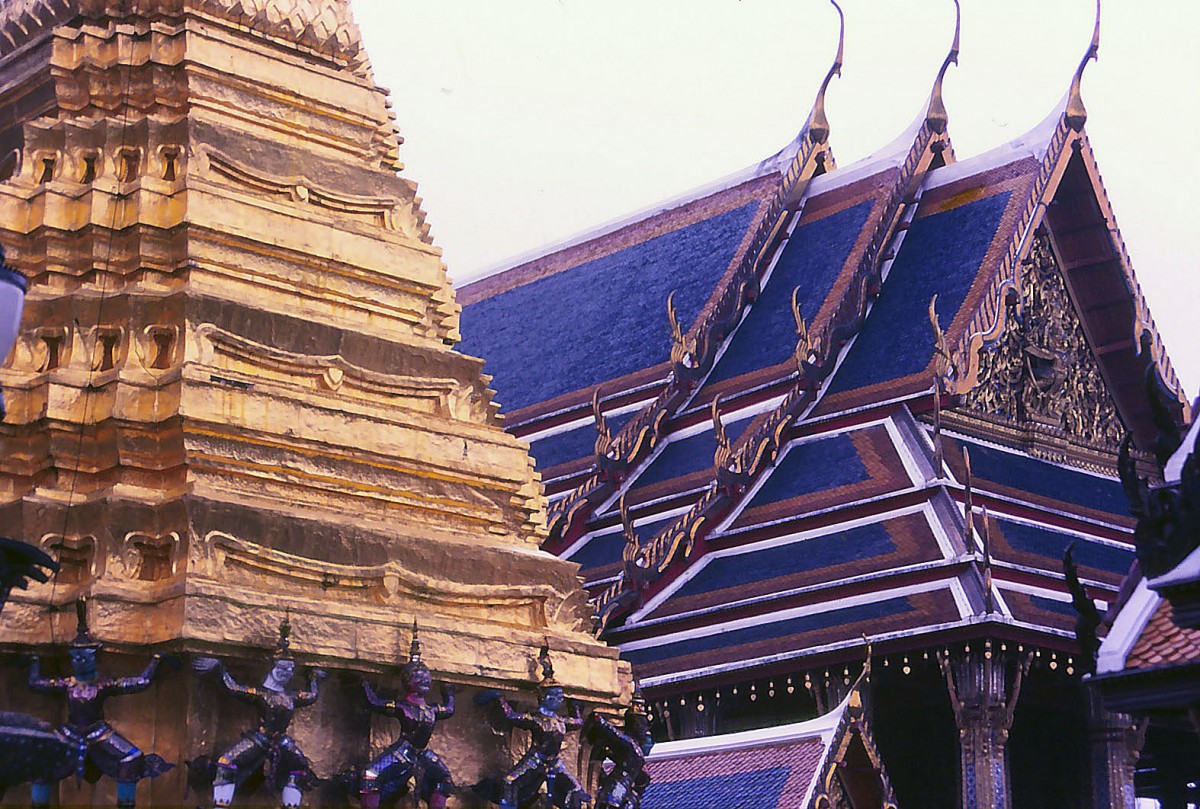Dach und Giebel eines Tempels in Wat Phra Kaeo in Bangkok. Aufnahme: Februar 1989 (Bild vom Dia).