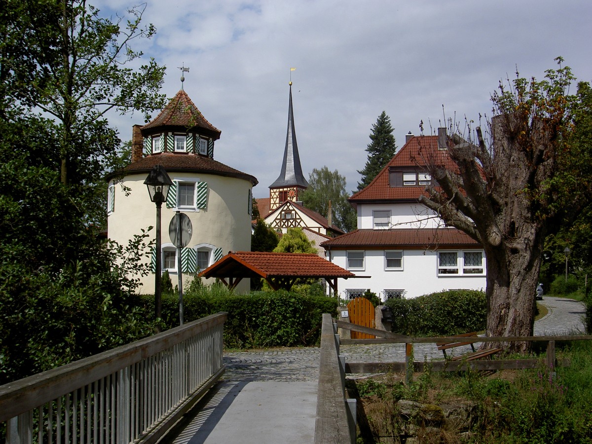 Dachsbach, Rundturm der ehem. Burgfestigung und Marienkirche (10.08.2014)