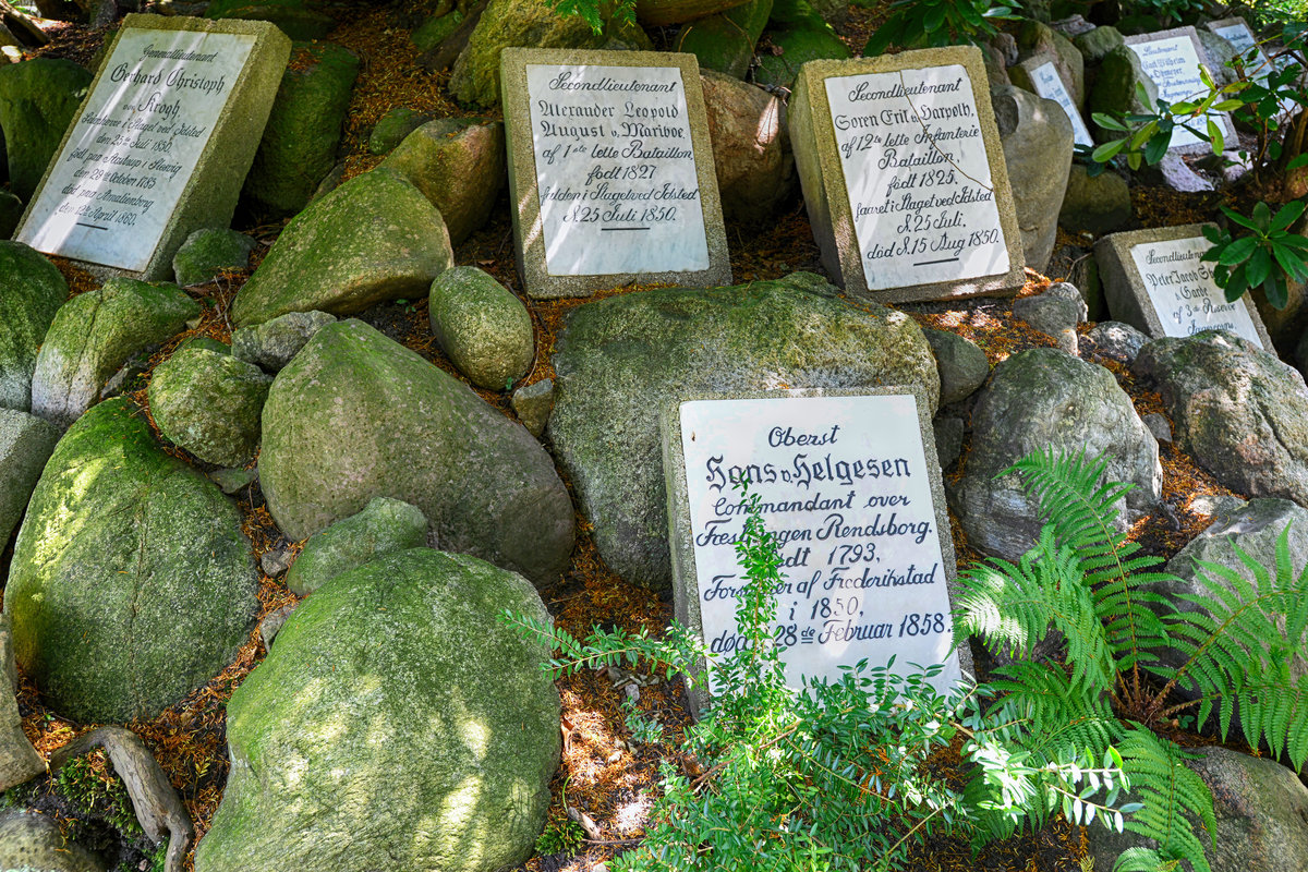 Dnische Kriegsgrber auf dem Alten Friedhof in Flensburg. Die Soldatengrber stammen aus den schleswigschen Kriegen 1848-1850 bzw. 1864. Aufnahme: 18. Juli 2020.