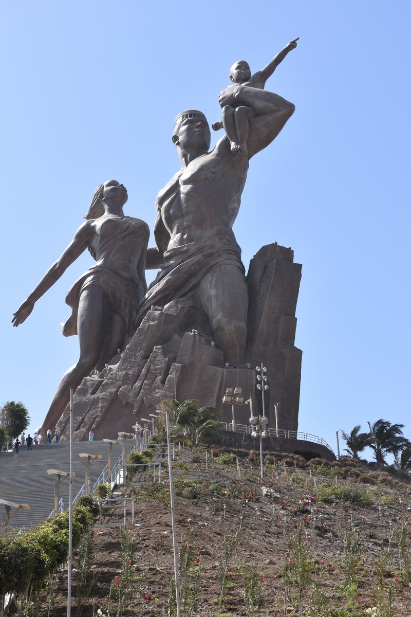 DAKAR (Dpartement de Dakar), 26.03.2016, Monument de la Renaissance africaine, eine 49 Meter hohe Bronzestatue, die damit die hchste Statue in Afrika ist