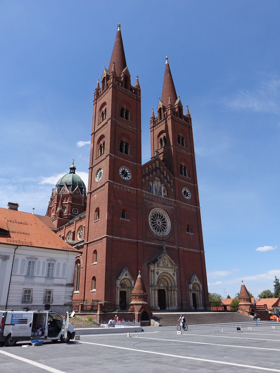 Dakovo, St. Peter Kathedrale, neuromanische Bischofskirche, erbaut von 1866 bis 1882 durch Bischof Josip Juraj Strossmayer, 
Architekten waren die Wiener Baumeister Carl Roesner und Friedrich von Schmidt. Die Hhe der Trme betrgt 84 Meter, im 
Inneren  Fresken der Maler Alexander Maximilian Seitz und dessen Sohn Ludwig Seitz  (02.05.2017)