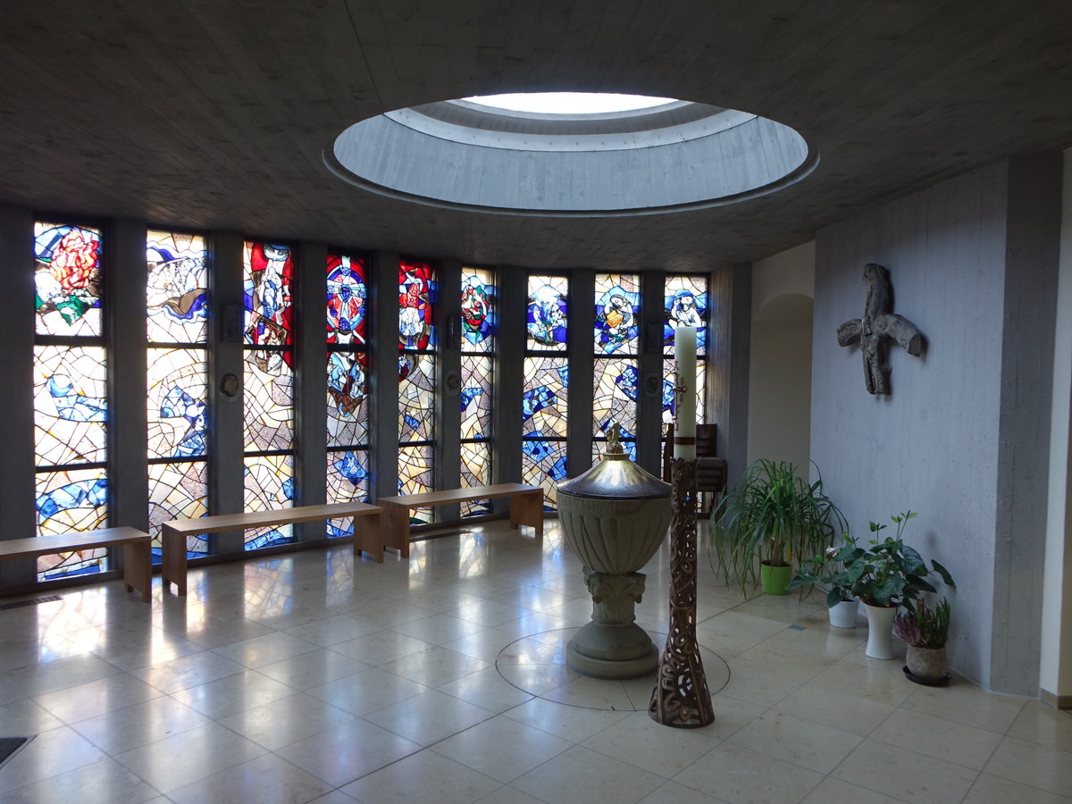 Dallau, Glasfenster und Taufstein in der kath. St. Maria Kirche (24.12.2018)