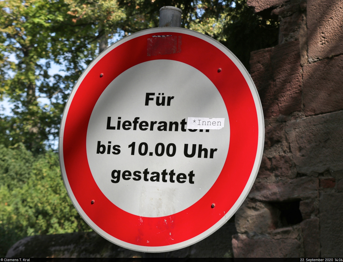 Damit sich alle angesprochen fhlen und die Lieferung in den Schlossgarten Heidelberg auch zuverlssig ankommt, wurde dieses Verkehrsschild sprachlich erweitert.

🕓 22.9.2020 | 14:06 Uhr
