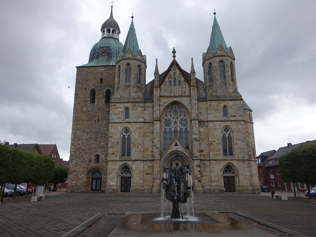 Damme, kath. Pfarrkirche St. Viktor, neugotische Hallenkirche mit Querhaus, erbaut von 1904 bis 1906 durch Heinrich Flgel (11.10.2021)