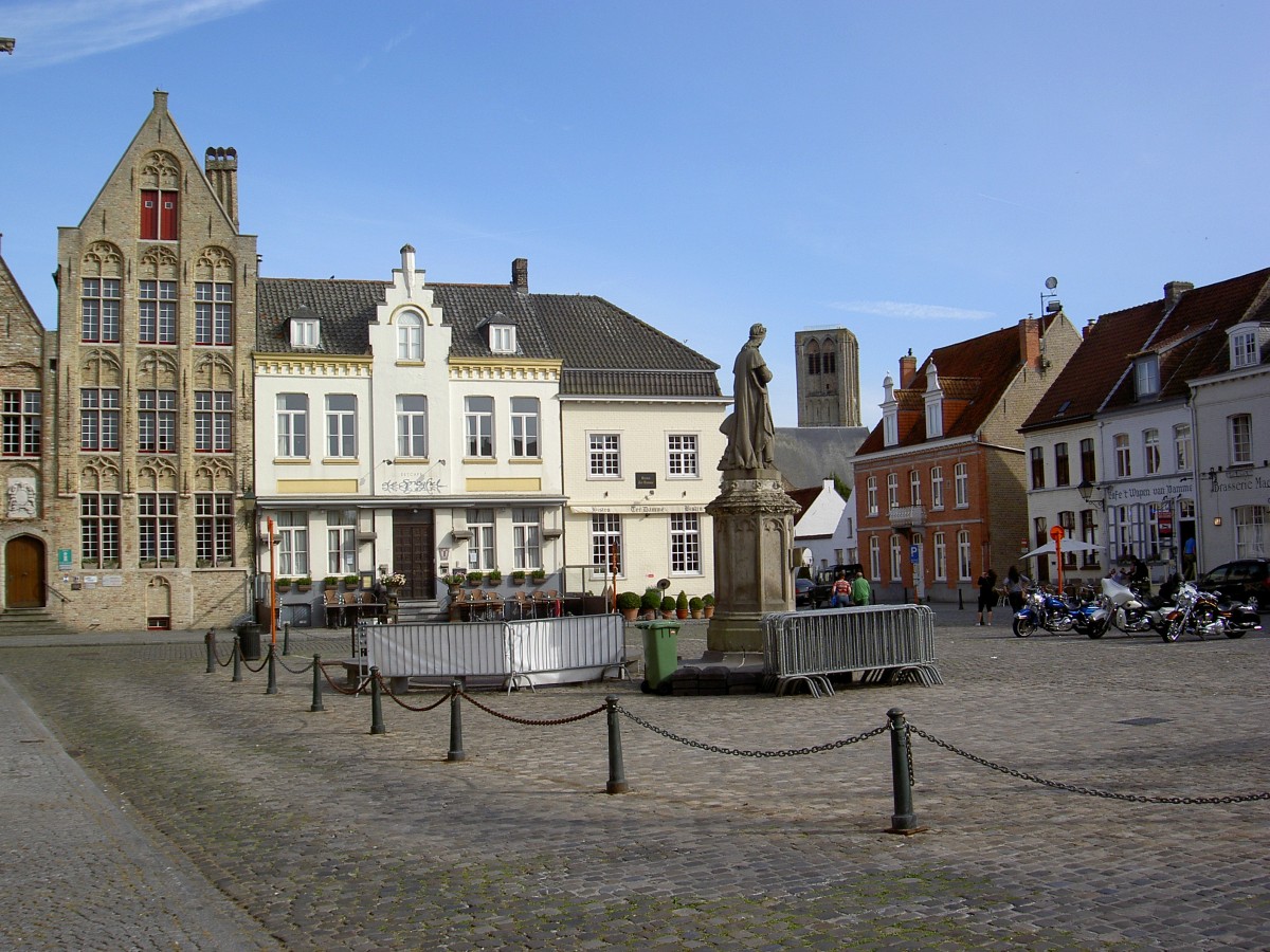 Damme, Marktplatz mit Denkmal für Dichter Jacob van Maerlant (02.07.2014)