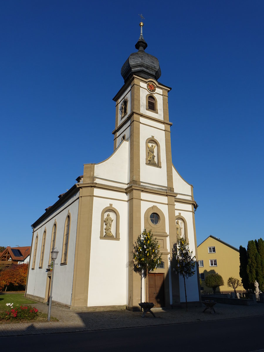Dampfach, kath. Pfarrkirche St. Andreas, Saalbau mit eingezogenem polygonalem Chor, Turmfassade mit Zwiebelhaube, erbaut 1802 (14.10.2018)