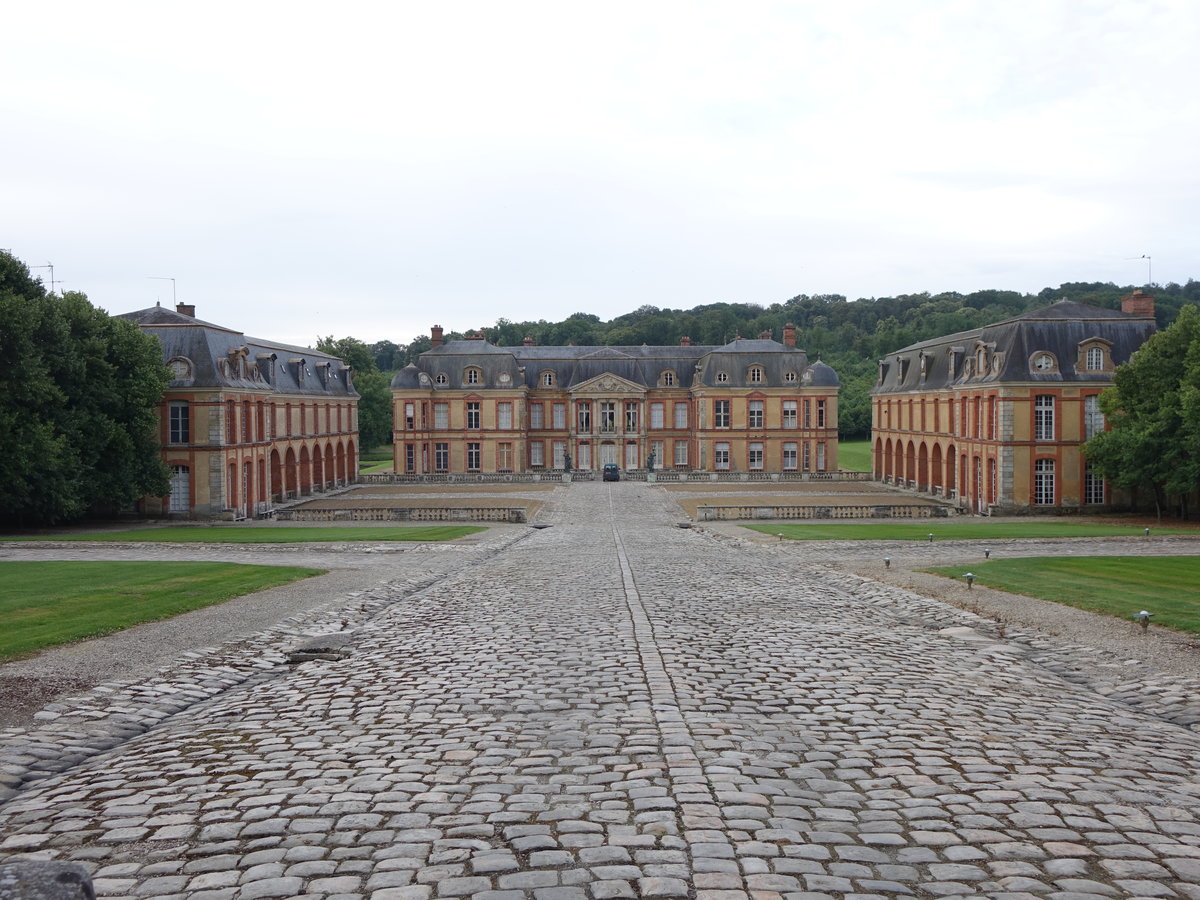 Dampierre-en-Yvelines, Schloss, erbaut von 1675 bis 1683 durch Charles Honor d’Albert, dem Herzog von Chevreuse, Architekt Jules Hardouin-Mansart (11.07.2016)