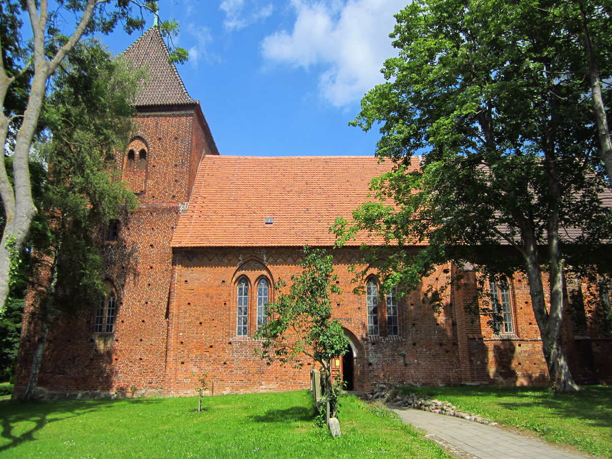 Damshagen, gotische Backsteinkirche St. Thomas, erbaut im 14. Jahrhundert (12.07.2012)
