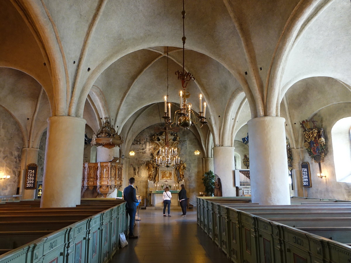 Danderyd, gotischer Innenraum der Ev. Kirche, Altar von 1707, Kanzel von 1628 (03.06.2018)