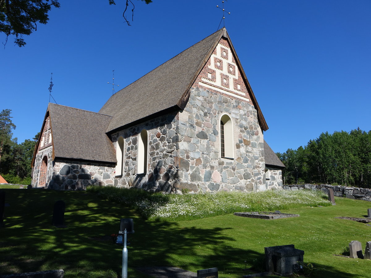 Dannemora, Ev. Kirche, Feldsteinkirche mit Backsteingiebeln, erbaut im 15. Jahrhundert (23.06.2017)