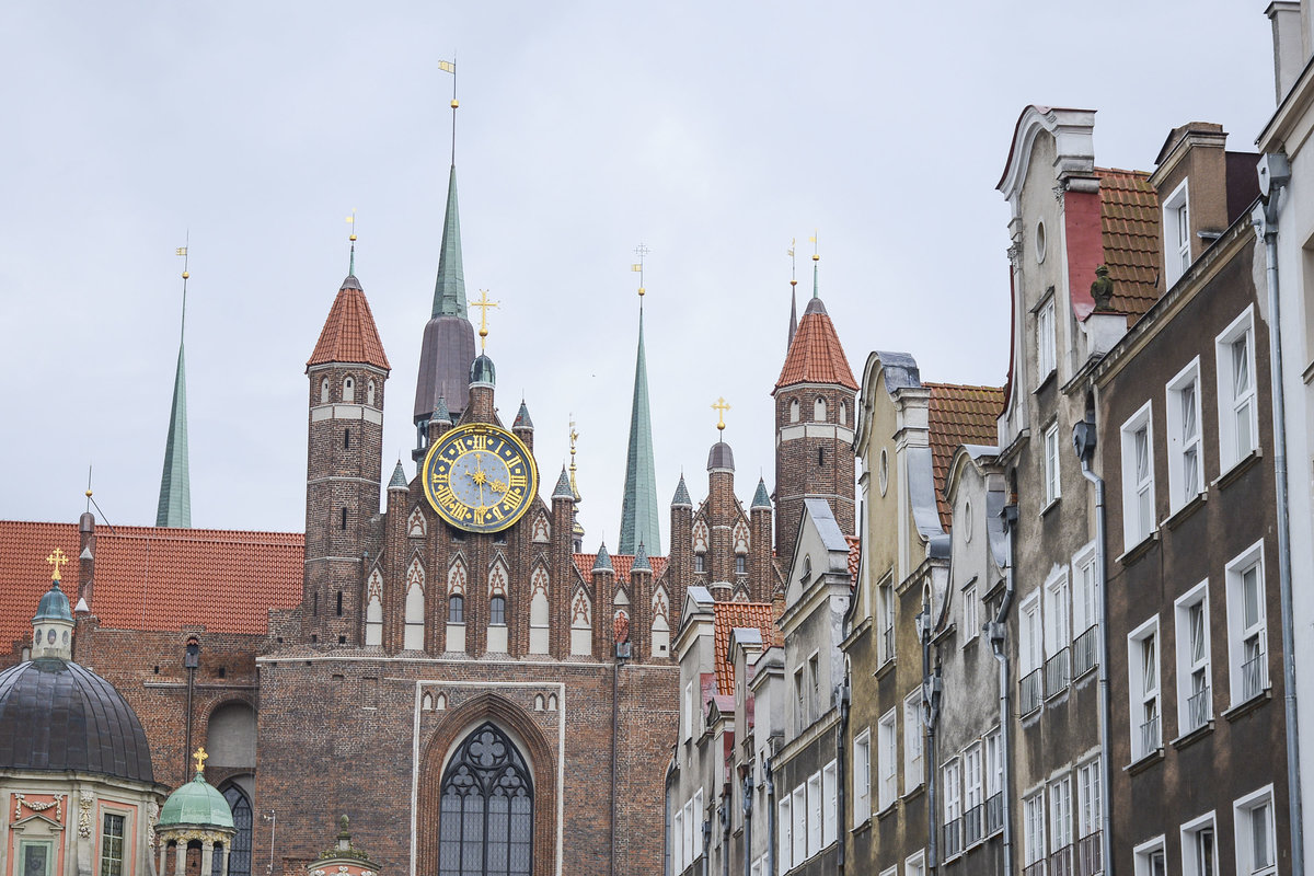 Danzig / Gdnsk. Ausschnitt der Danziger Marienkirche und Giebelhuser in der Rechtstadt. Aufnahme: 12. August 2019.