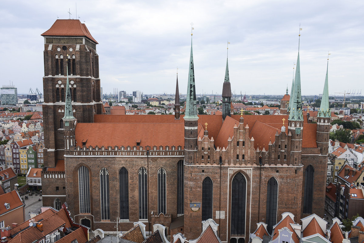 Danzig / Gdnsk. Marienkirche (polnisch: Bazylika konkatedralna Wniebowzięcia Najświętszej Maryi Panny) vom Turm des Rechtstdtischen Rathauses aus gesehen. 
Aufnahme: 12. August 2019.