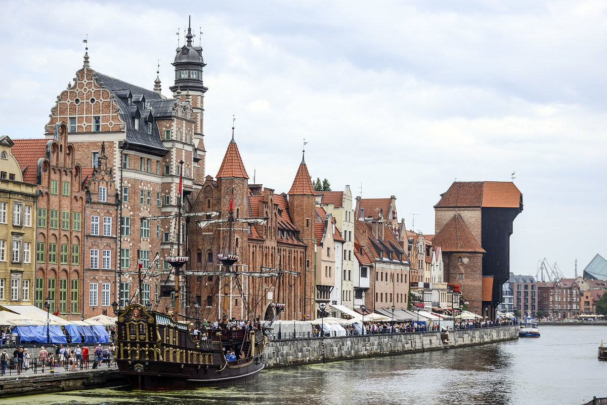 Danzig / Gdansk. Blick auf die Mottlau (Motława) und die Altstadt. Rechts im Bild ist das Krantor zu sehen.
Aufnahme: 12. August 2019.