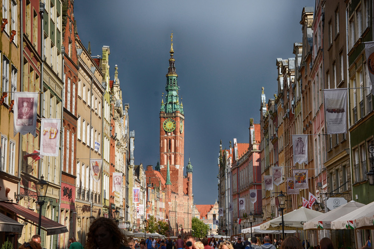 Danzig / Gdansk. Das Rechtstdtische Rathaus (polnisch: Ratusz Głwnego Miasta) leigt am Ende der Langgasse  (polnisch: Ulica Długa). Aufnahme: 14. August 2019.