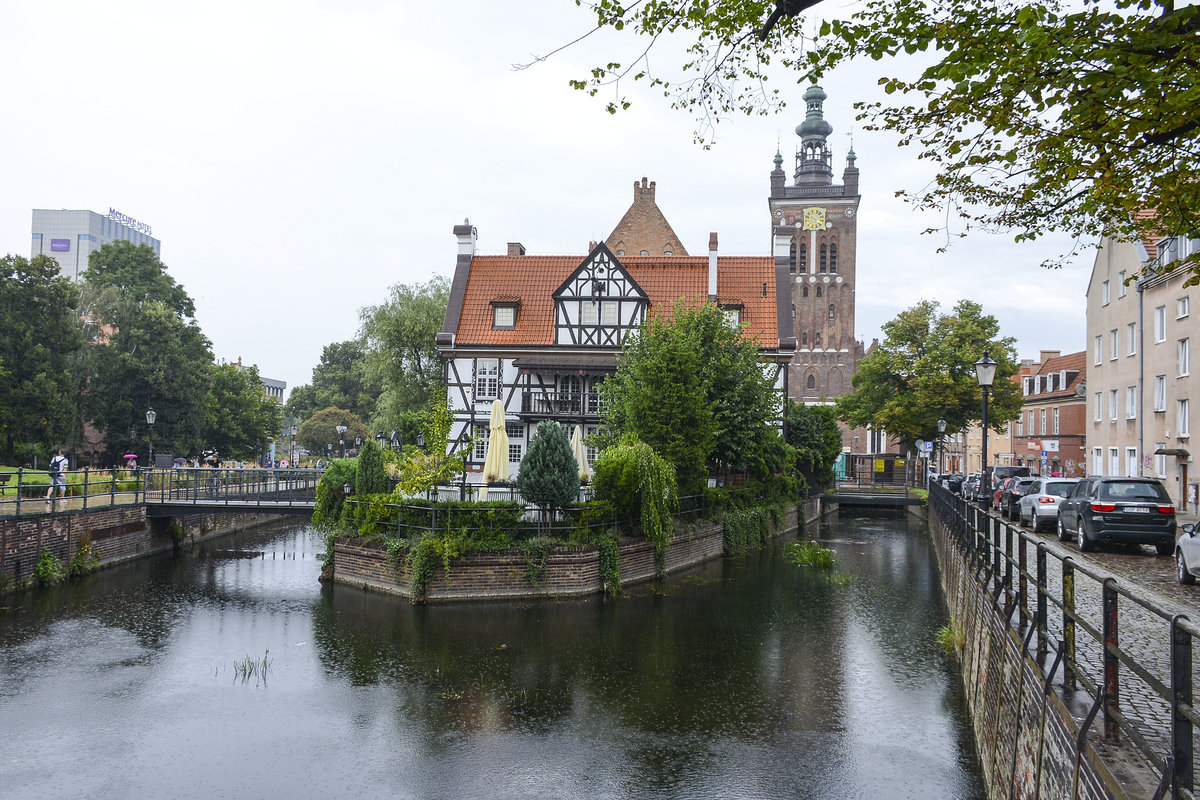 Danzig / Gdansk. Die St.-Katharinen-Kirche zhlt zu den ltesten Kirchen Danzigs. 2006 brach im Dach der Kirche ein Brand aus, der die Dachkonstruktion beschdigte, wodurch Teile des Dachstuhls auf die Zwischendecke des Kirchenschiffes strzten.
Aufnahme: 12. August 2019.