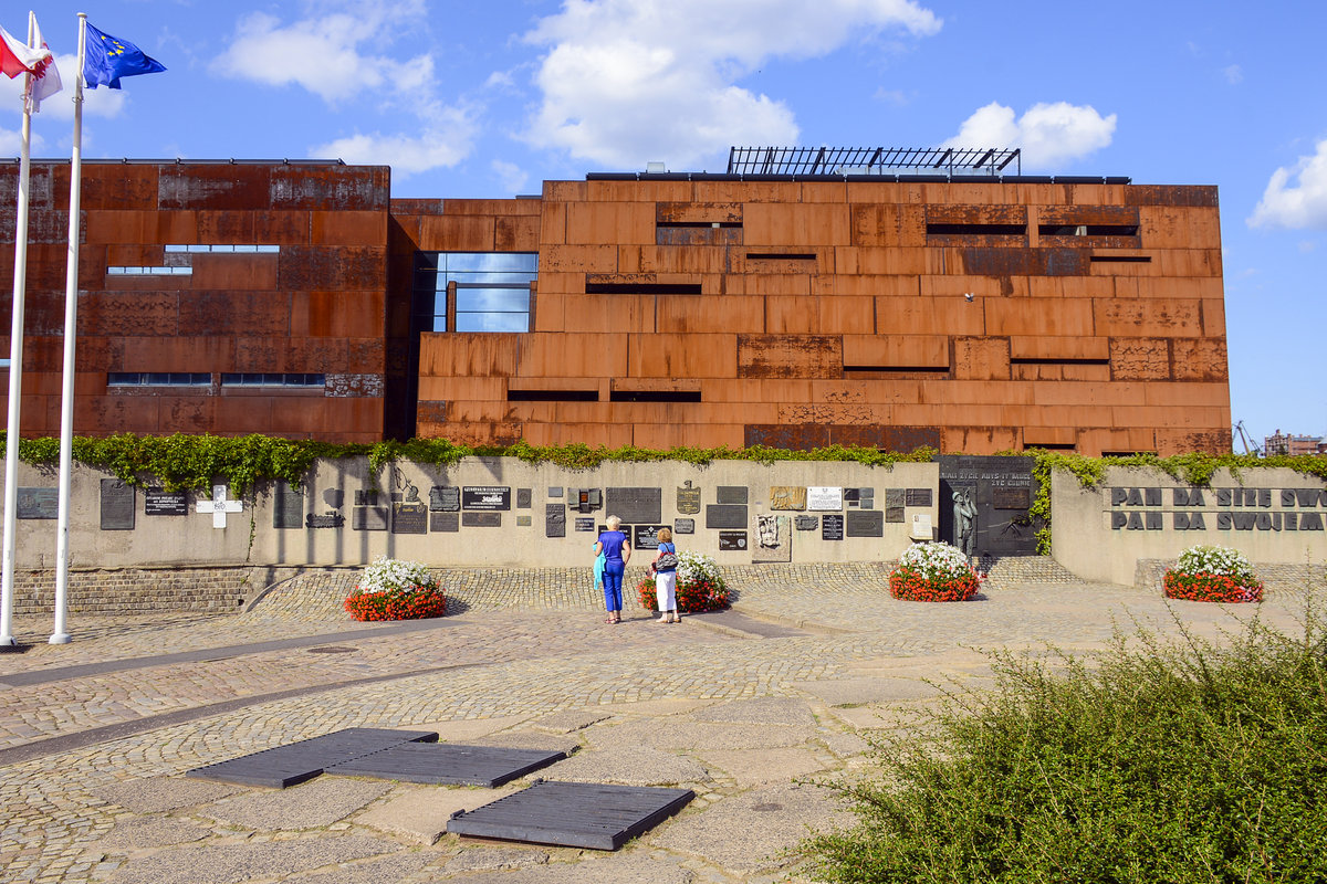 Danzig / Gdansk. Europejskie Centrum Solidarności ist die im Herbst 2007 vom Gewerkschaftsbund NSZZ Solidarność und dem polnischen Kulturministerium in Danzig ins Leben gerufene Einheit aus einem Museum ber die Gewerkschaft, ihrem Zentralarchiv, einer Multimedia-Bibliothek sowie einem Bildungszentrum. Aufnahme: 14. August 2019.