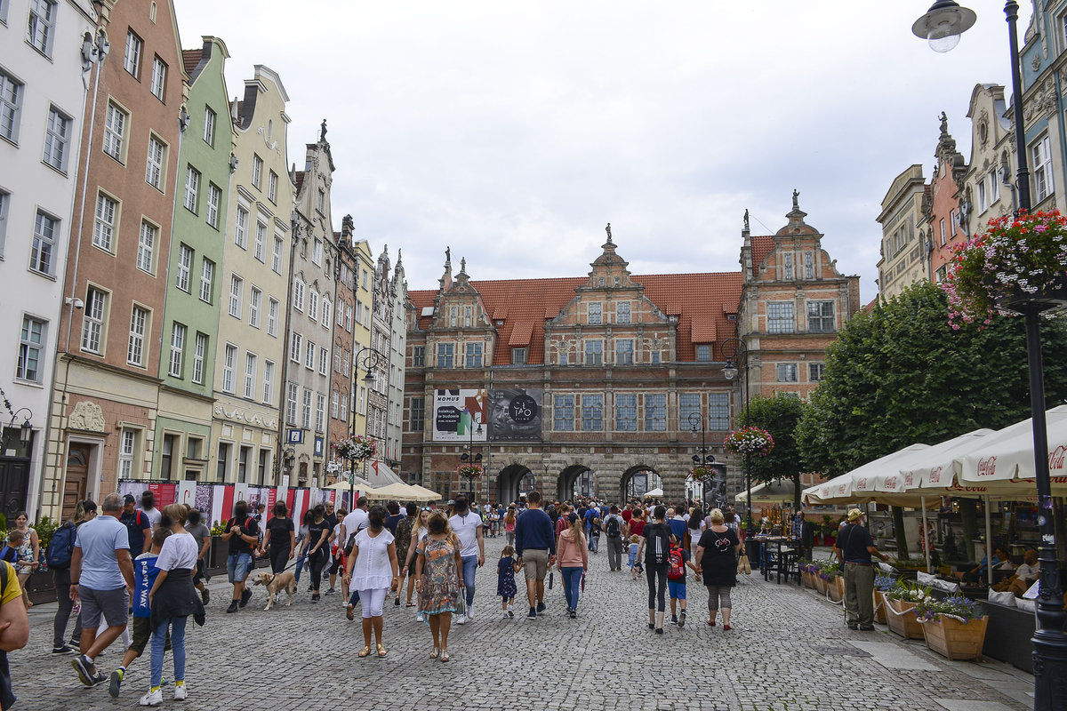 Danzig / Gdansk. Langer Markt (Długi Targ) und Grnes Tor (Brama Zielona) im Hintergrund. Das Gebude erhielt den Namen grnes Tor, weil seine Fassade grn gestrichen war. Nach Zerstrung im Zweiten Weltkrieg wurde das Tor wieder aufgebaut. Aufnahme: 12. August 2019.