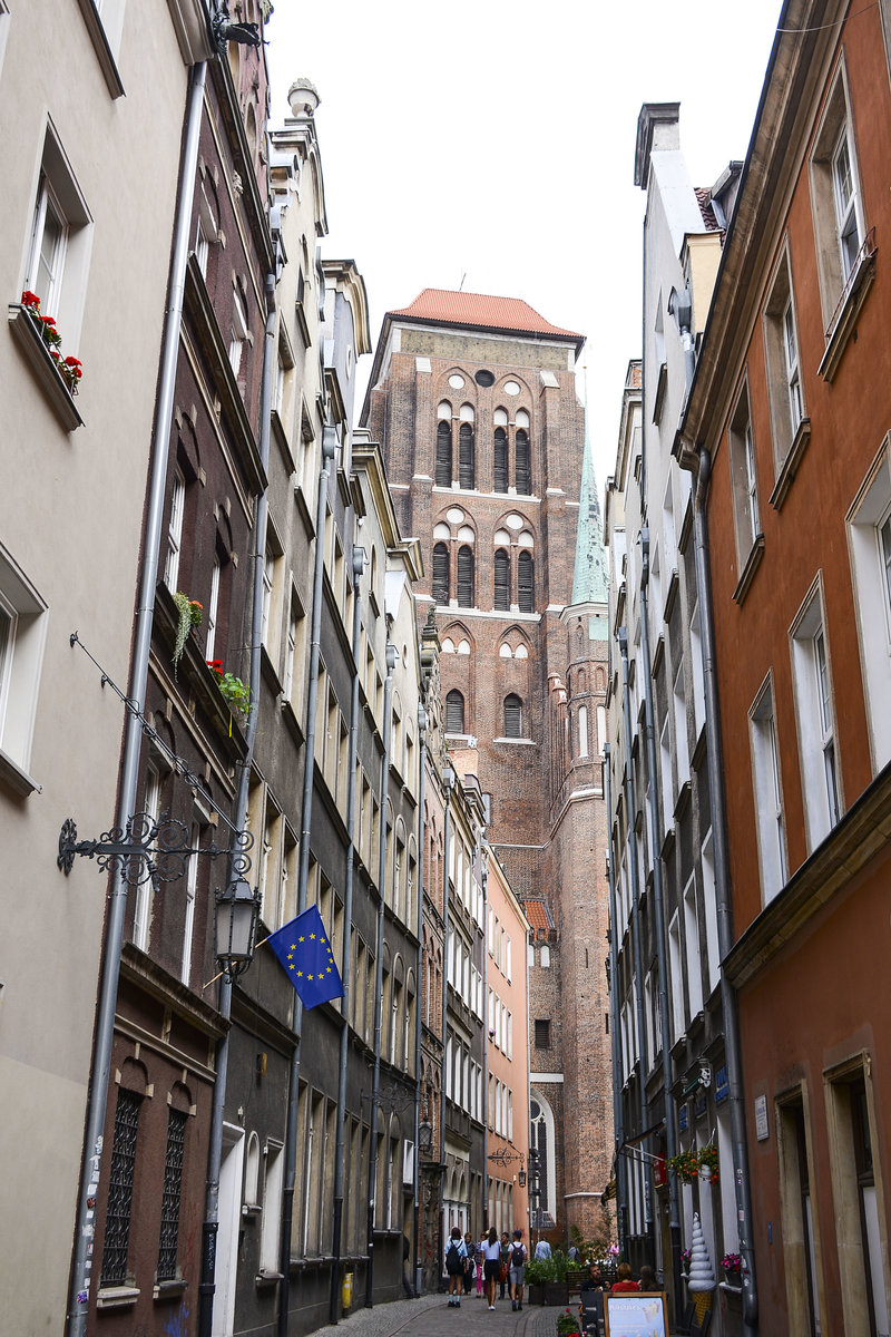 Danzig - Gdnsk. Blick auf den Turm der Marienkirche (polnisch: Bazylika konkatedralna Wniebowzięcia Najświętszej Maryi Panny) von der Kaletnitzca-Gasse. Aufnahme: 12. August 2019.