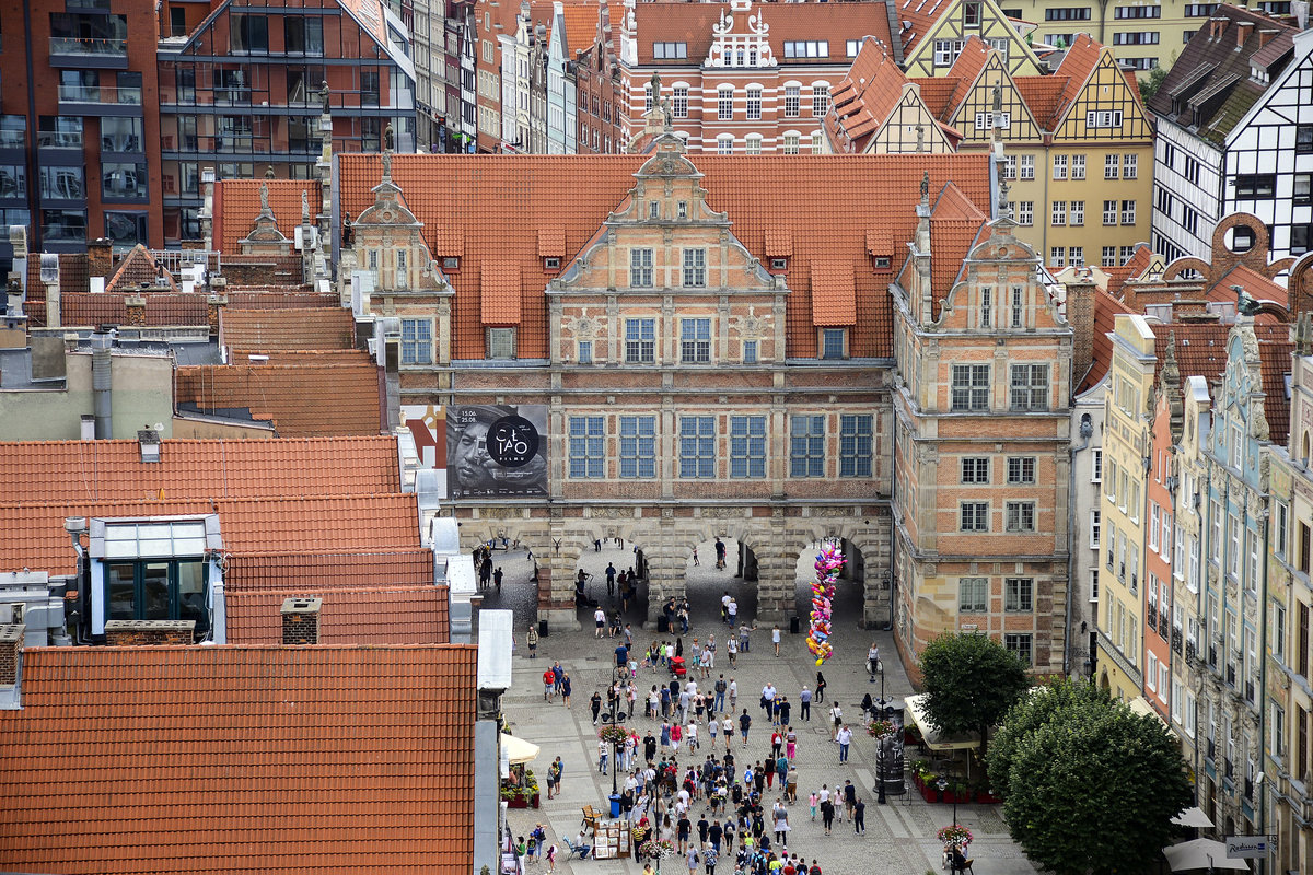 Danzig - Gdnsk. Blick auf Grnes Tor (polnisch: Brama Zieloma) vom Richtstdtischen Rathaus. Aufnhame: 12. August 2019.