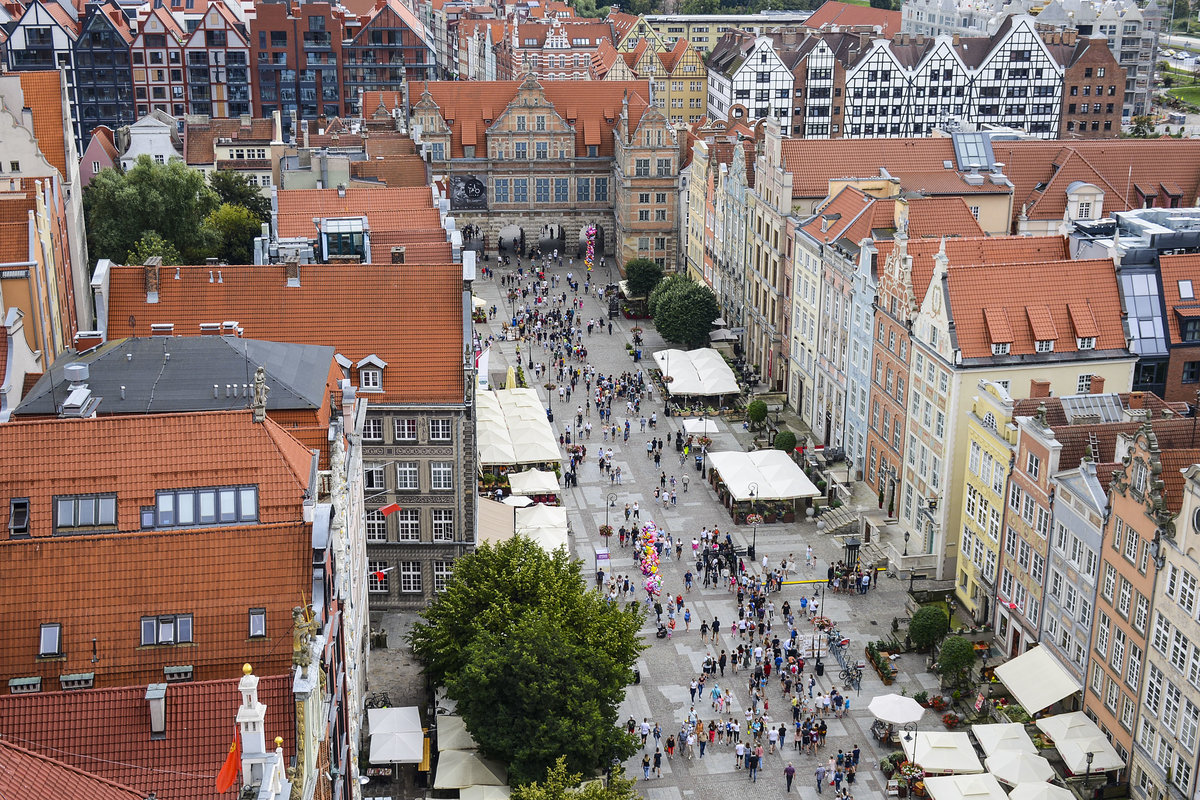 Danzig - Gdnsk. Blick vom Turm des Rechtstdtischen Rathauses auf dem Langen Markt (auf polnisch: Długi Tag). Im Hintergrund ist das Grne Tor (polnisch: Brama Zieloma) zu sehen. Aufnahme: 12. August 2019.